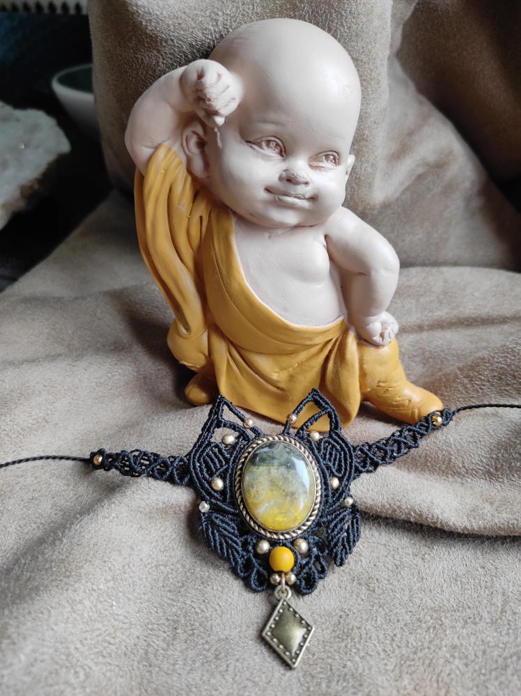 collier jaune et noir