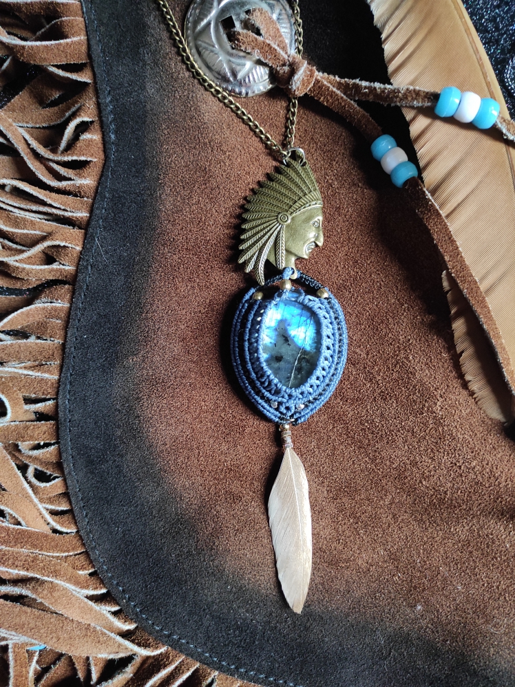 Collier labradorite et tete indien