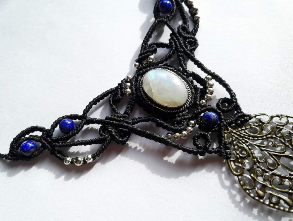 Collier noir pierre de lune