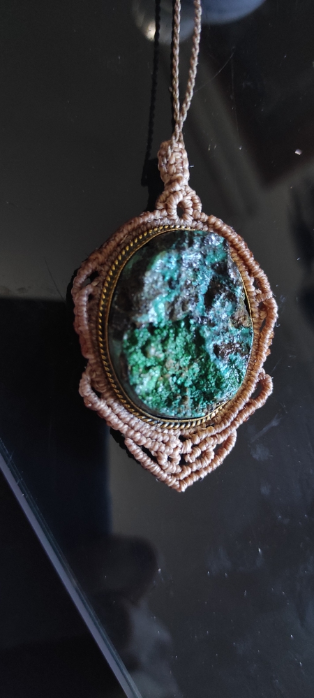 Collier pierre brute