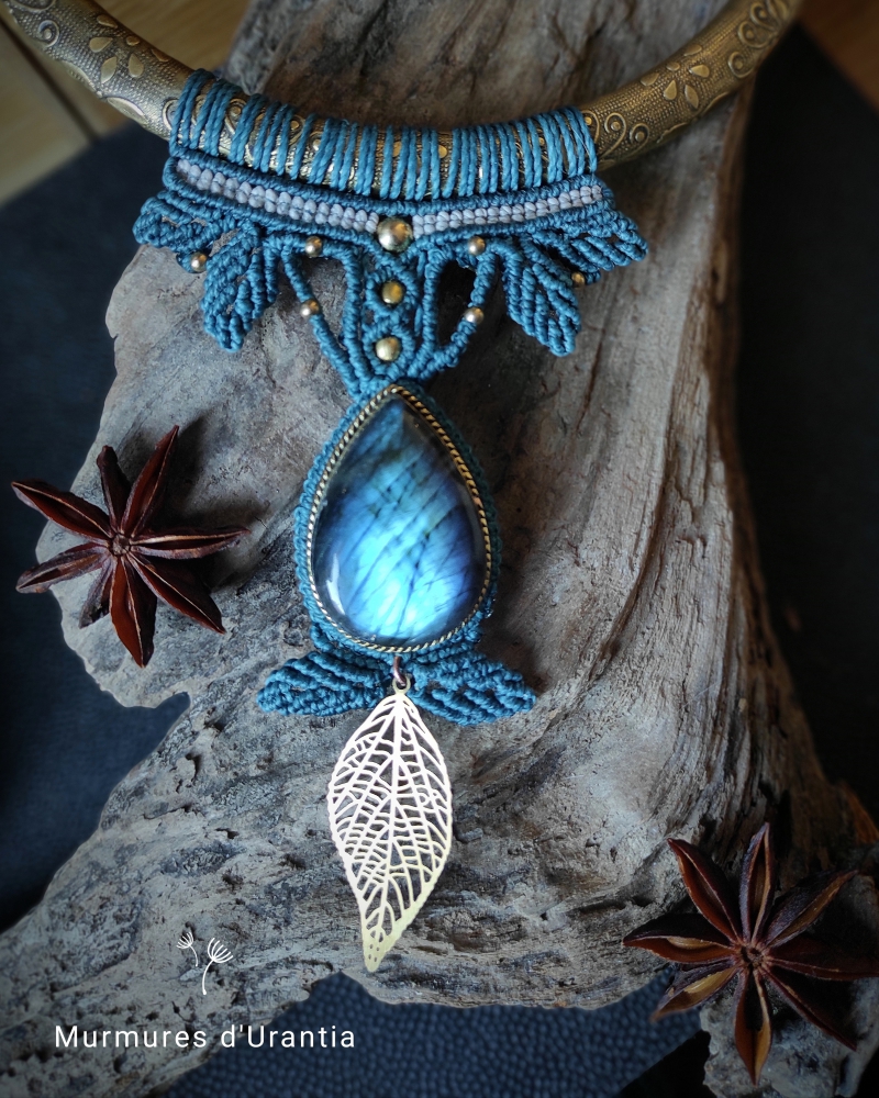 Torque bleue labradorite et feuille