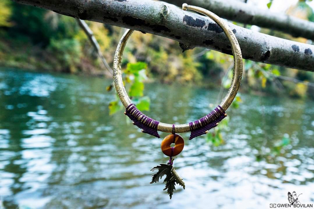 Torque jaspe et feuille