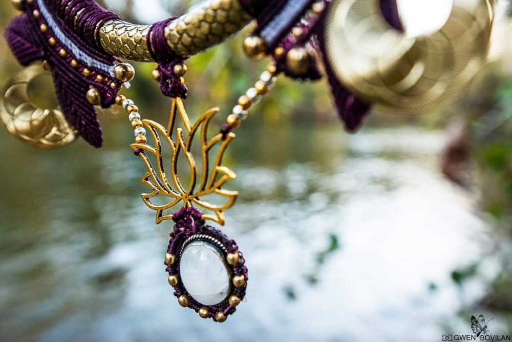 Torque violette et labradorite blanche