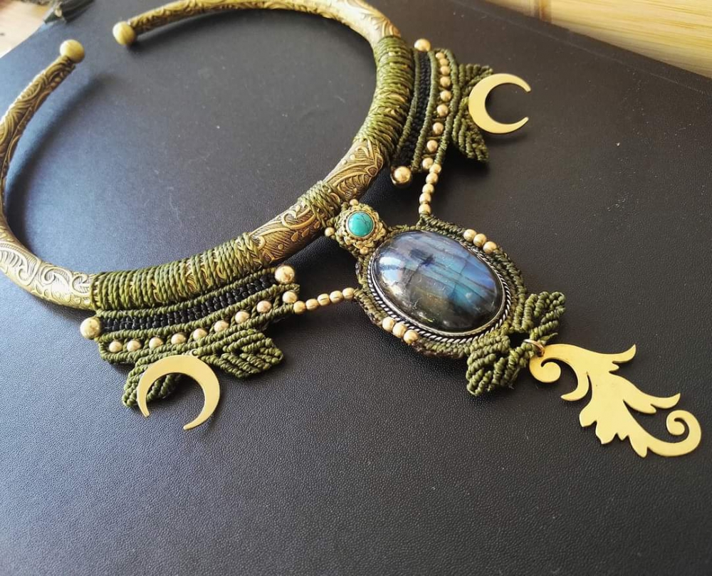 Torque verte labradorite et ornement